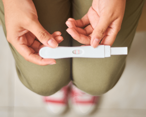 Hands hold a pregnancy test.