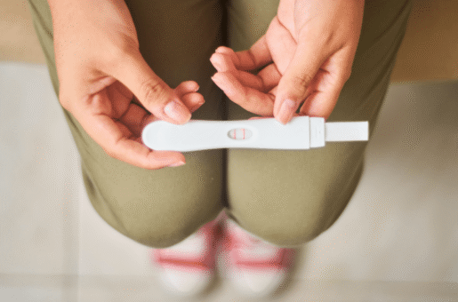 Hands hold a pregnancy test.